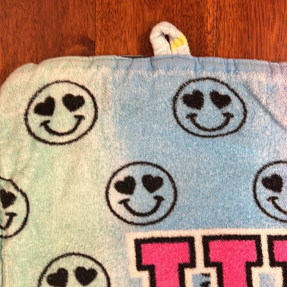 100% cotton “Good Vibes” backpack towel